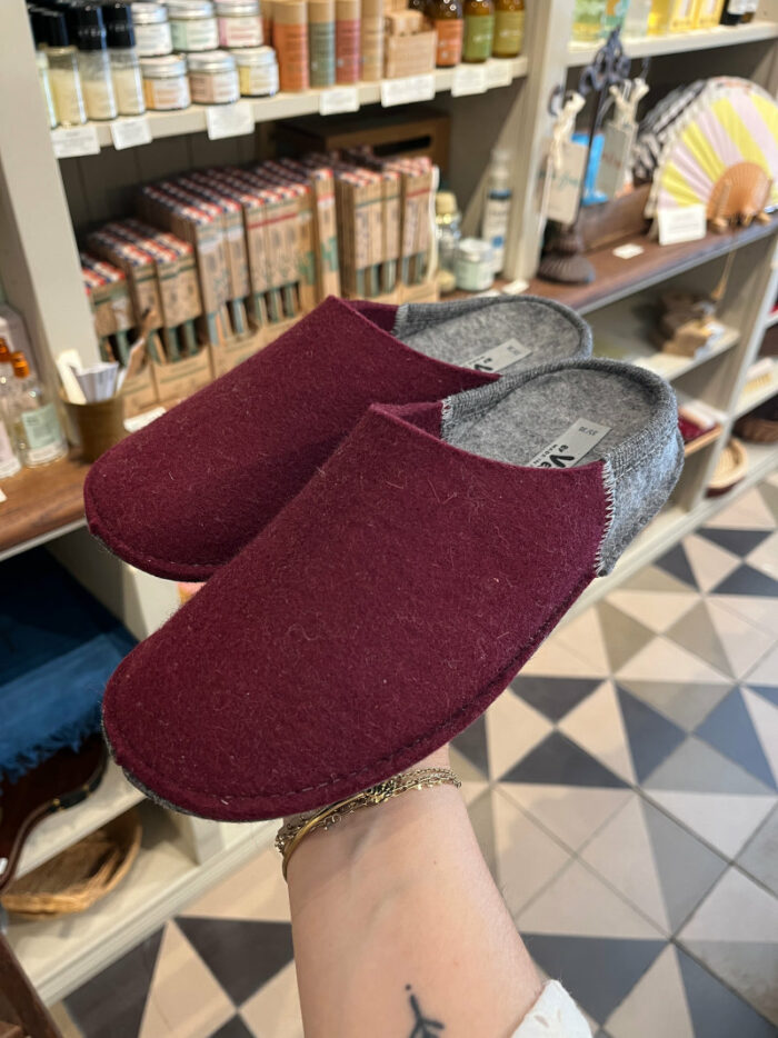 chaussons en feutrine de laine bordeaux venga