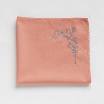 mouchoir en tissu rose brodé fleurs demay