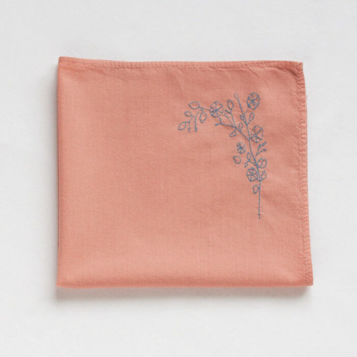 mouchoir en tissu rose brodé fleurs demay