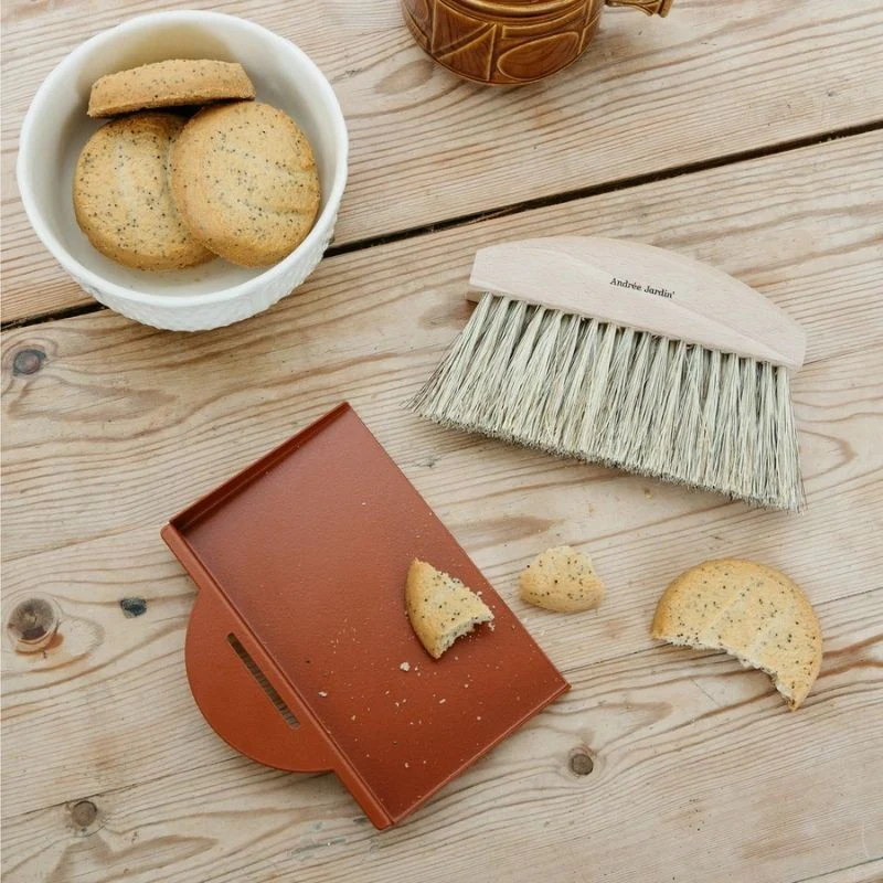 ramasse miette de table rouge en bois andrée jardin