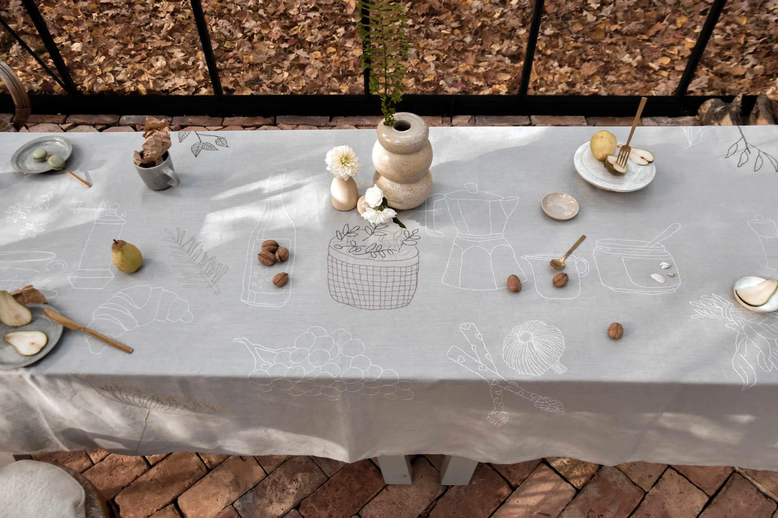 nappe brodée à la main en lin à bientôt paris