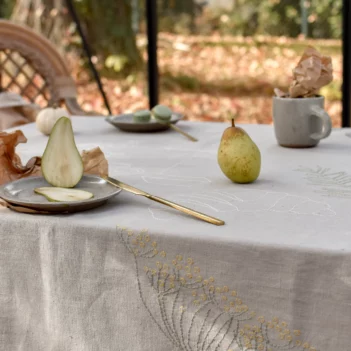 nappe brodée à la main en lin à bientôt paris