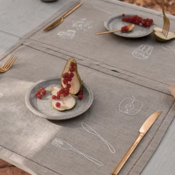 set de table en lin brodé à la main a bientôt