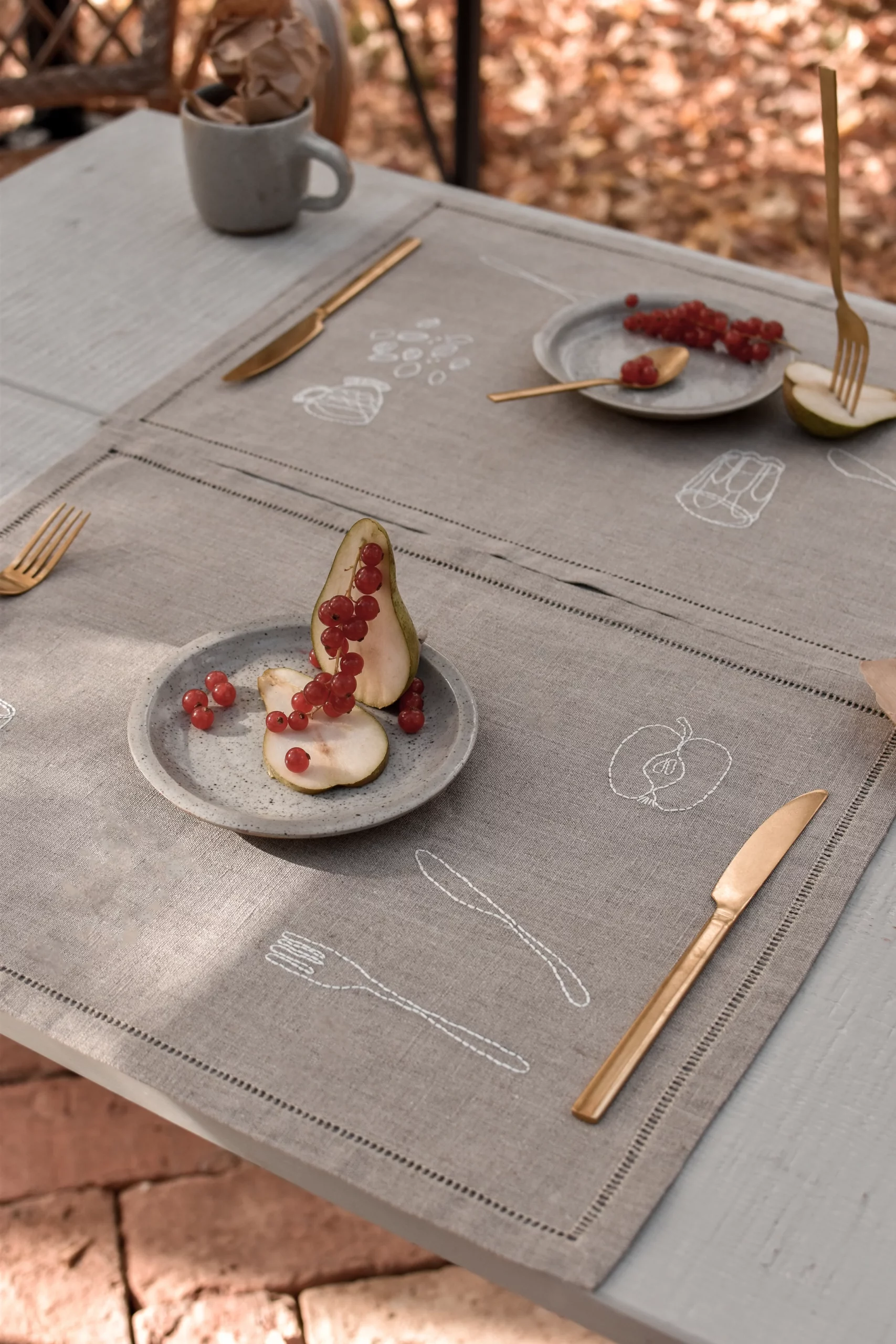 set de table en lin brodé à la main a bientôt