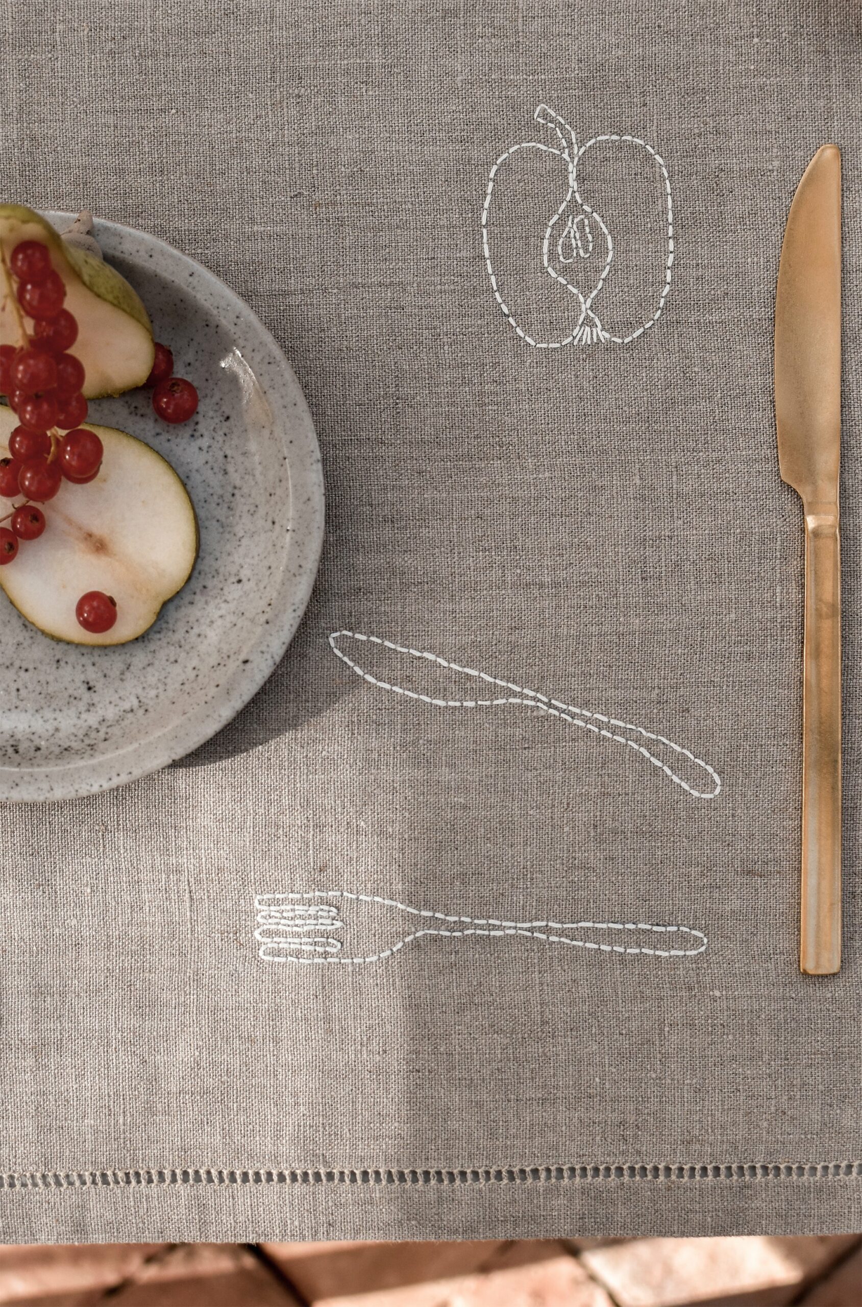 set de table en lin brodé à la main a bientôt