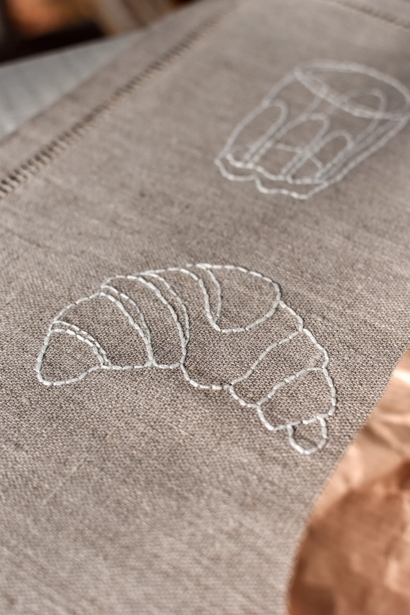 set de table en lin brodé à la main a bientôt