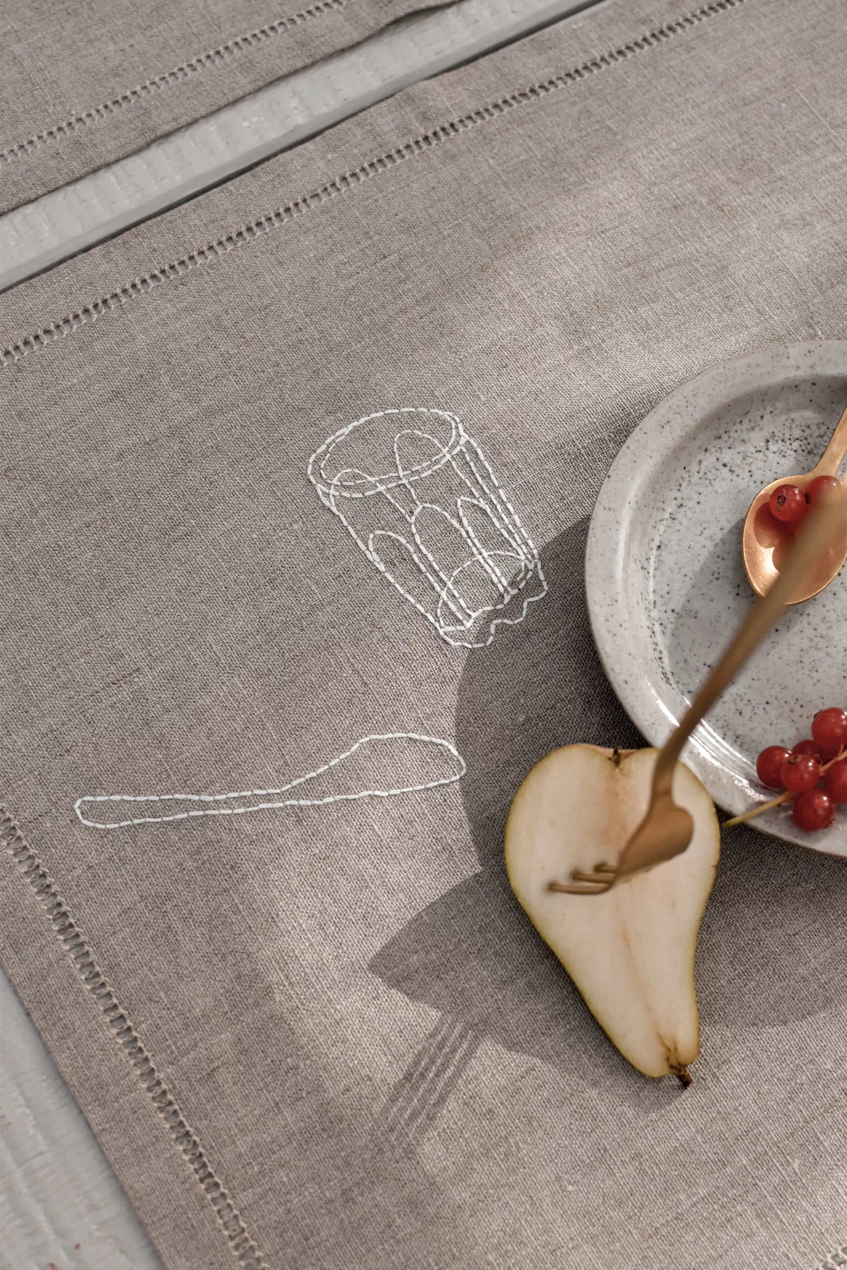 set de table en lin brodé à la main a bientôt