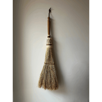 Grande balayette artisanale tressée en paille La Balaiterie